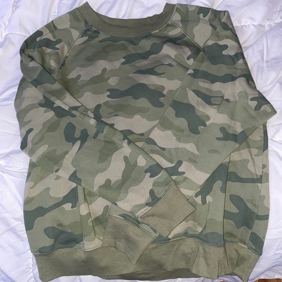 Old Navy Tops - Camo Print Old Navy Women’s Crewneck Sweatshirt